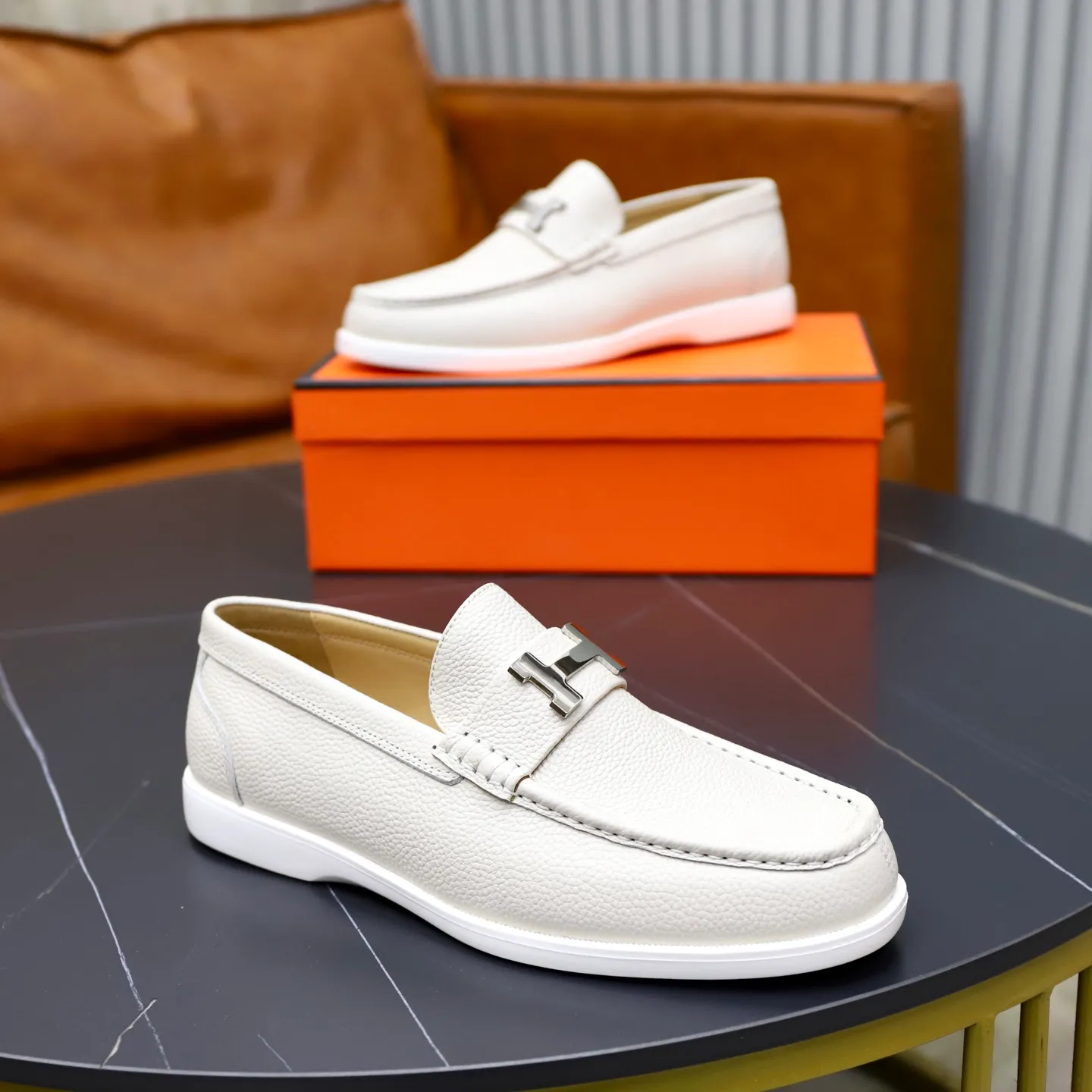 Ex-factory price: 560💰Hermès/Hermès slip-on men's shoes. This shoe is made of imported pebbled cowhide. It has simple and smooth lines and is combined with aerodynamically designed 3CM rubber foam ultra-light soles! Youthful and fashionable, classic H-shaped hardware buckle decoration, calf lining gently wraps the feet, with logo cowhide feet, casual and urban style, highlighting youthful vitality, sports and leisure version, super versatile, code number: 38-39-40-41-42-43-44 standard leather shoe size (45 can be customized but does not support returns)